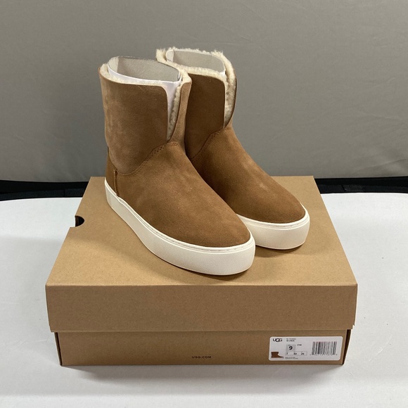 UGG Shoes - NEW! UGG LYNUS BOOTS!